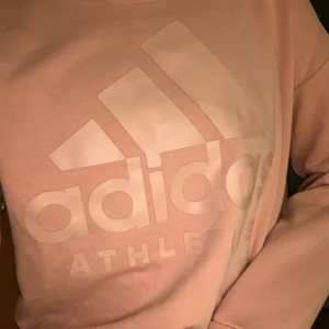 Adidas sweatshirt💓 - Säljer min adidas sweatshirt från barnavdelningen, men passar en XS/S🤍 Väldigt lite använd!!