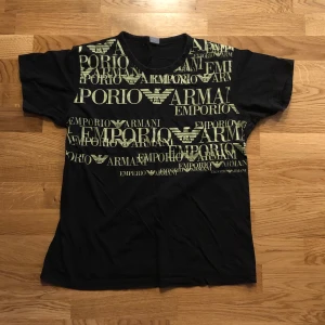 Emporio Armani t-shirt - Svart t-shirt med Emporio Armani tryck. Passar M men S oxå. 