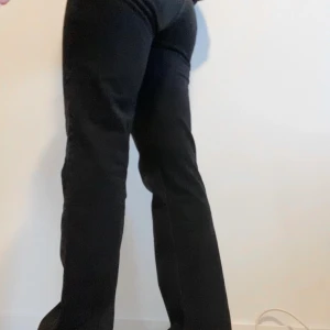 Jeans från NAKD  - Fina och sköna jeans. Väldigt sparsamt använda och är väldigt fina i tyget. Köpte för 500kr-600kr vet inte riktigt. Säljer dem för 300kr och frakten 63kr.