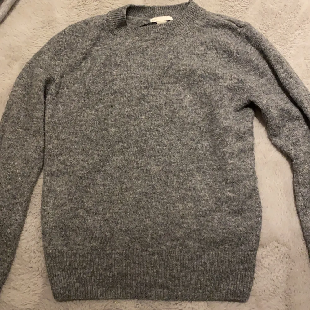 En väldigt mjuk och skön grå tröja från H&M, lite nopprig men annars väldigt fin och skön nu till vintern💕💕 Den är i storlek XS men fungerar lika bra till S. Tröjor & Koftor.