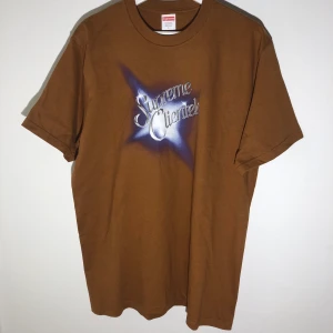 Supreme Clientele t-shirt - En helt ny Supreme Clientele Tee i färgen brun från FW20! Tröjan är endast testad vid ett tillfälle. Skicket är därför 10/10! Kvitto finns✨🙌