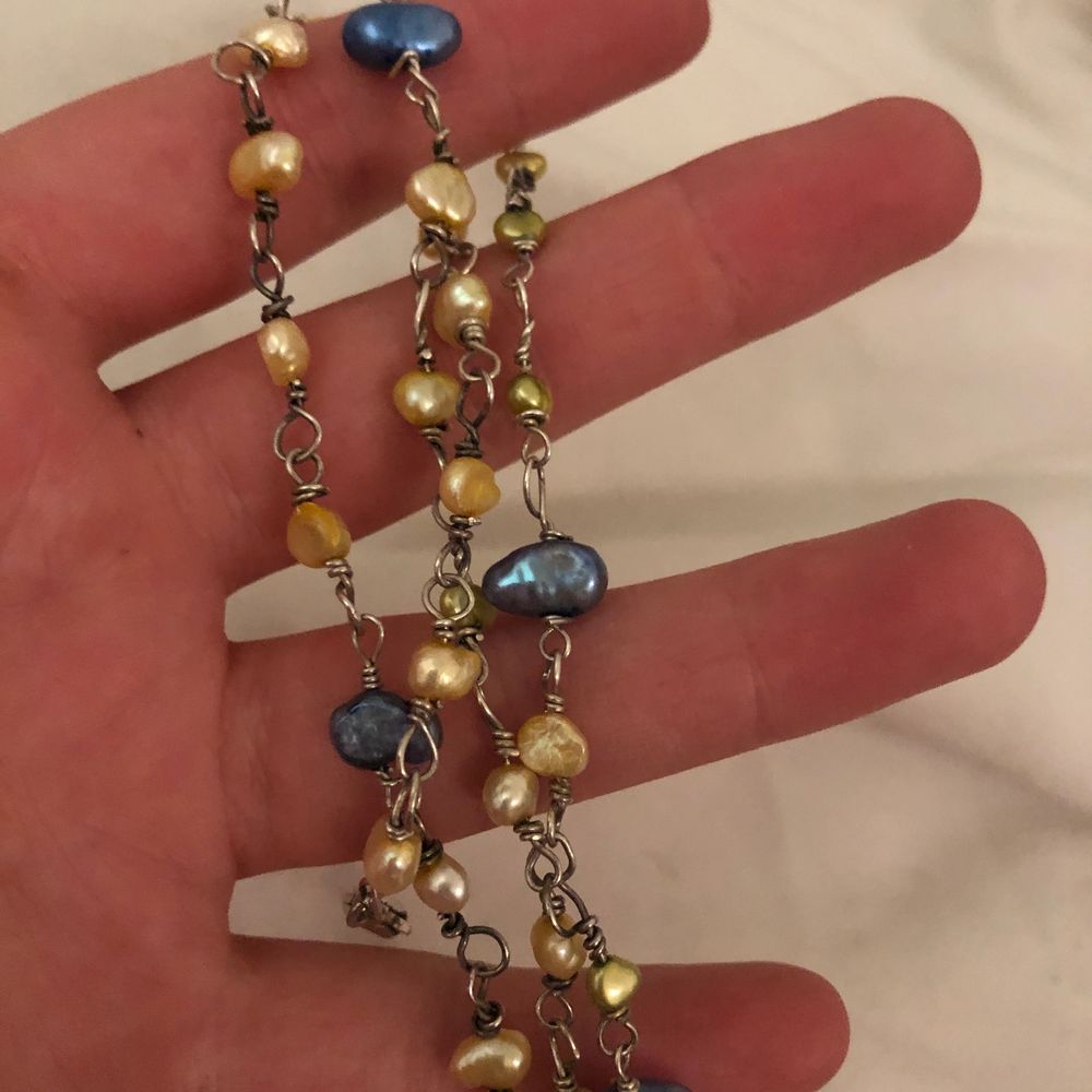 Ett jätte fint halsband med blåa,gula och gröna stenar, ca 33 cm🌟. Accessoarer.