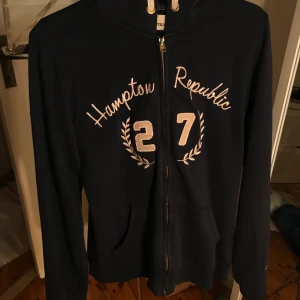 Mörkblå zipperhoodie - Mörkmarinblå hoodie från Kappahl med jättemysigt teddymatrerial i luvan. Använd men i fint skick.Barnstorlek 170.Teddymaterialet är lite slitet. Frakt tillkommer 