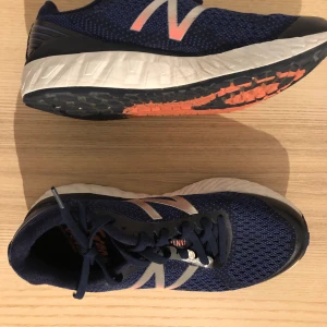 New balance skor - I stort sett nya. Använd en gång men var för små. Storlek 37 har egentligen 38 så borde funka för de som i vanliga fall har 37👏🌟🌟