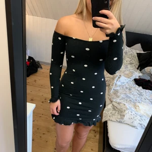 Jazzie bodycon storlek xs  - Klänning från Motel. Off-shoulder, tight med volangdetaljer nertill och i ärmslutet. Säljer då jag inte använder, fint skick. Köparen står för frakt