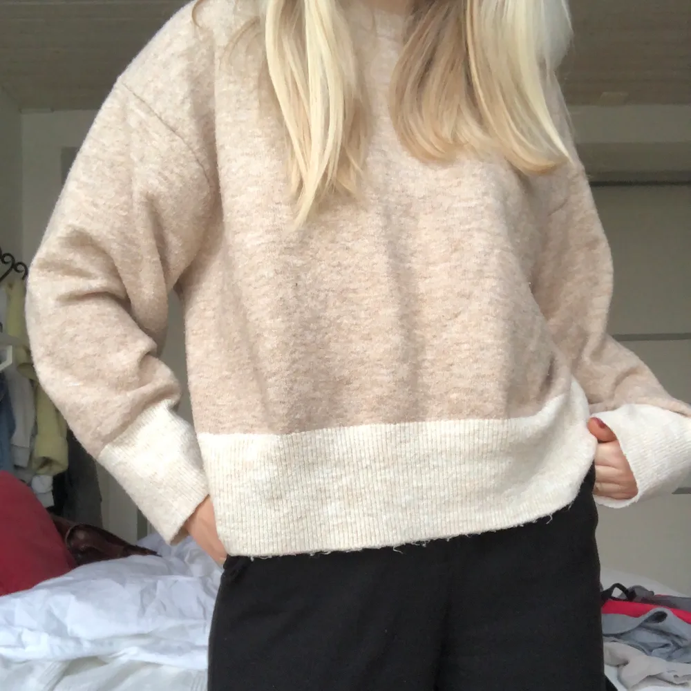 Mysig beige stickad tröja, storlek m men sitter snyggare på en s/xs. Frakt tillkommer . Neuleet.