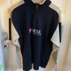 Diesel half zip - Skitsnygg stickad half zip från Diesel. Köpte secondhand, använt skick, tex lite nopprig. Så snygg😍
