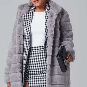 Fuskpäls jacka från Chammas Sthlm, storlek S - Denna fluffiga jacka i fuskpäls säljer jag nu då jag inte använder den och därför är den i väldigt gott skick! Den sitter oversized på mig men varierar beroende på hur lång man är. Jag är 168 cm.  Färgen är lila/grå och i storlek S/36. Köpte den för 2500 kr.