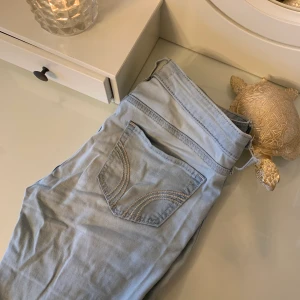 Jeans från Hollister! - Jättefina skinnyjeans från Hollister. Använda men i bra skick! 💫 Liiite sönder där man sätter i skärp om ni kan se på första bilden💫