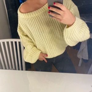  NAKD stickad tröja - Går att ha one shoulder och ”vanligt”