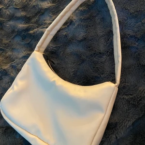 Mini-väska  - Beige liten väska från Gina Tricot, superfin men används aldrig. 💖💖💖