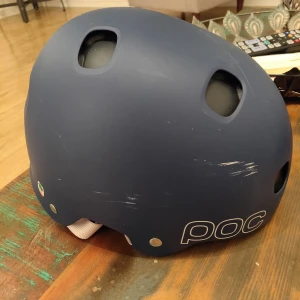 Blå Poc hjälm i Bug series  - Säljer en blå Poc hjälm i använt skick med några repor runt omkring på hjälmen, men den går utmärkt att använda. 