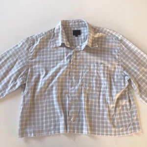 Croppad skjorta - Croppad skjorta som jag klippt själv. Obs! Allt jag lagt upp ska bort inom 1-2 veckor pga flytt. Buda pruta gärna. Fri frakt på köp av 2 plagg  