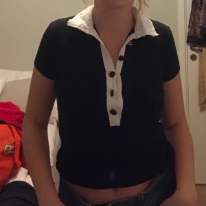 Svart piké med knappar - Super söt tröja perfekt för både festliga tillfällen och vardag! Köparen stående första frakten💕