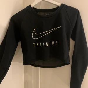 Nike Training tröja - Långärmad croppad tröja med mesh i ryggen. Köpt för 600kr, endast använd en gång.