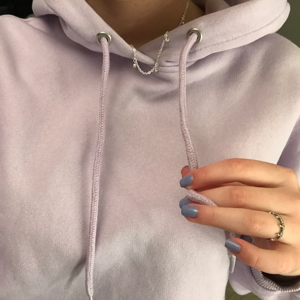 Pastell-lila hoodie med luva från lager 157, köpt i somras men har knappt använts så den är så gott som ny. Väldigt skönt material, skriv till mig privat för fler bilder 💘 *sista bilden ej min*. Hoodies.