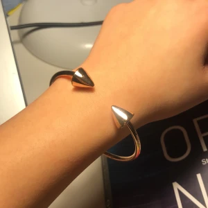 Armband - Rostfri metall guldig armband. Inga defekter. Frakt 11