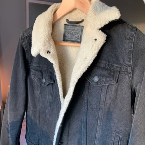 Fordrad levis jeansjacka - Levis jeansjacka använd ett fåtalgånger. Nyskick. Köpt för 1100kr. 