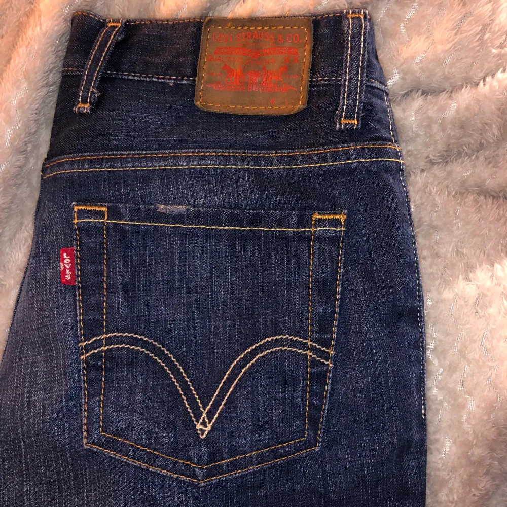 Säljer mina favorit Levis jeans köpta här på Plick för 700 kr jeansen är köpta för en månad sen och är jätte snygga men tyvärr lite för långa för mig som är 160 cm lång buda från 150 i kommentarerna dom är storlek 29/32 och passar best som s/xs men funkar också på M. Jeans & Byxor.