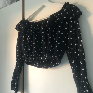 Linn Ahlborg X NAKD blus  - En superfin och knappt använd prickig topp med volang ifrån en av Linn ahlborgs första kollektioner med NAKD. Storleken är 36 men passar även någon med 34. Använd endast ett fåtal gånger!! 