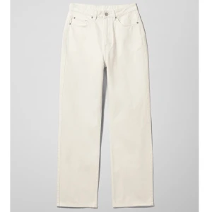 Weekday rowe - Säljer ett par vita weekdaybyxor i modellen rowe, knappt använda då det blivit försmå:/ 350kr + frakt, skicka för fler bilder. Storlek 24/32