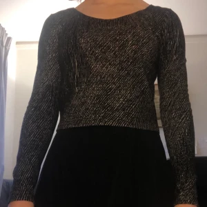 Långärmad cropptopp Monki XS - Mönstrad långärmad cropptopp från monki som köptes för många år sedan och endast blivit använd en gång därav till försäljning. Väldigt bra skick! Köptes för 250kr säljes nu för 150kr. Köparen står för frakt