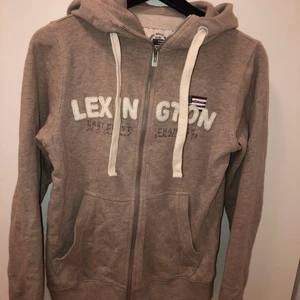 Kofta från lexington - Kofta med dragkedja från lexington. I väldigt bra skick då den inte är använd mycket. Storlek XS men passar även S. Priset kan eventuellt sänkas