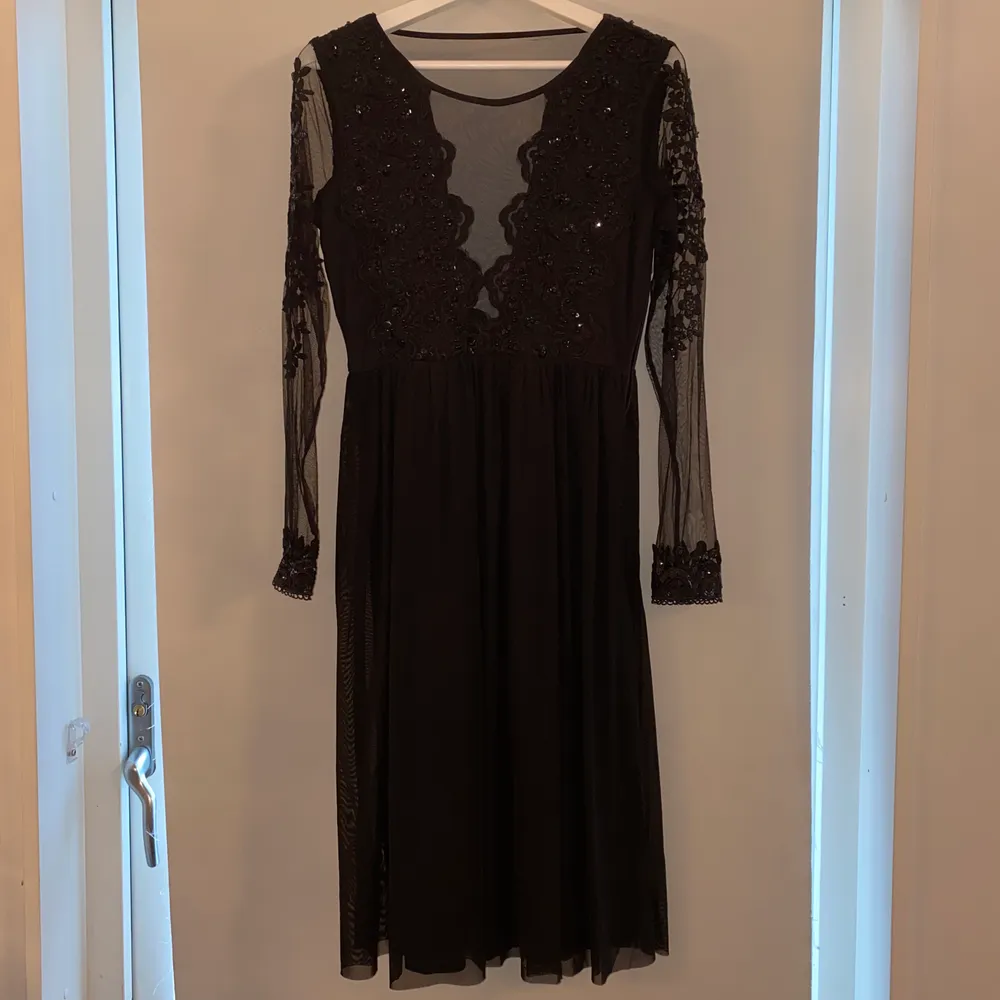 Säljer denna fina klänning som är oanvänd, prislapp finns! Färg: svart. Längd: medellång.. Klänningar.