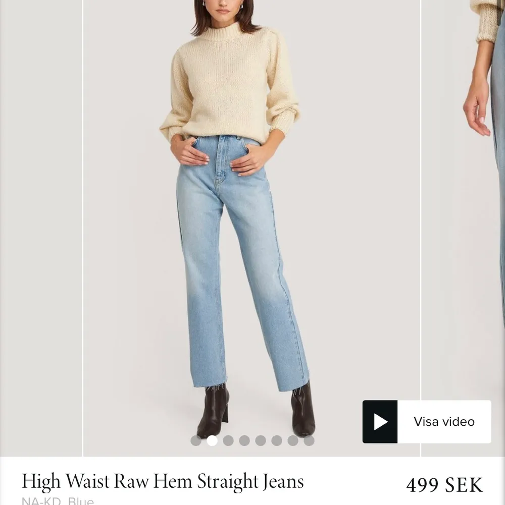 Raka jeans från NA-KD i storlek 32. Blåa De är tyvärr för små för mig och därav behöver de säljas. Men när de passade älskade jag dom!! Köparen står för frakten💓🕊. Jeans & Byxor.