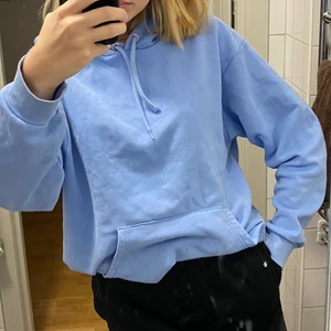Blå hoodie från Monki, S - Jättefin ljusblå färg och superskön. Storlek S. Som ny🥰