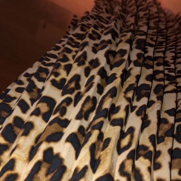 En jätte snygg leopardkjol som var väldigt trendig för ett tag sedan men är fortfarande lika snygg, använd två gånger, bra skick💖💖. Kjolar.