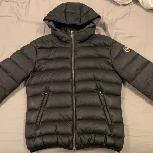 Colmar jacka - Colmar jacka i storlek S (36). Svart i bra skick endast en liten slitning vid ärmen på ena sidan, men som ej syns. Säljer pågrund av att den är för liten. Orginalpris 4990kr. Bra vinterjacka❄️