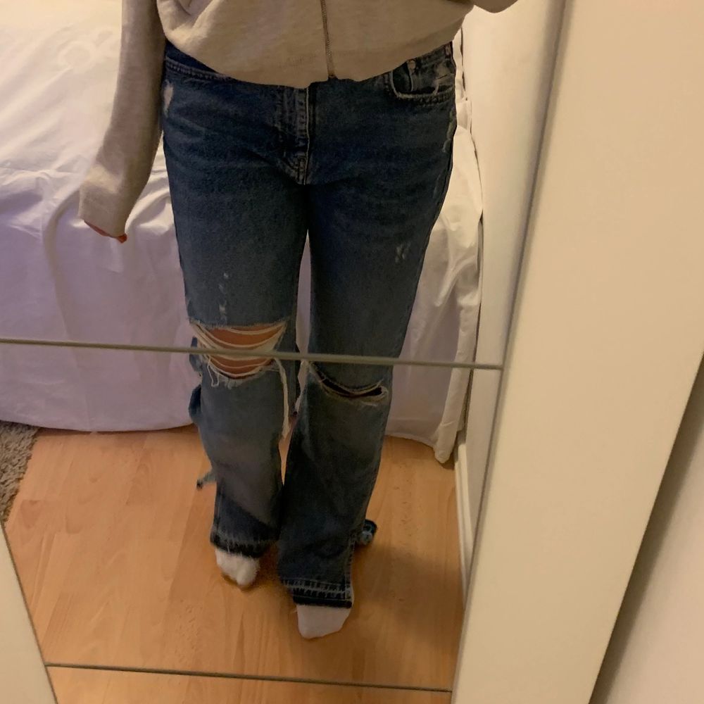 Säljer mina assnygga jeans pga får inte användning för dom, har bara använt dom en gång så jättebra skick dom är slutsålda i nästan alla storlekar! De är storlek 38 och är långa ner till marken på mig som är 170cm, passar mindre storlekar också beroende på hur pösigt du vill ha dom, frakt tillkommer! Har startat budgivning, skriv privat om du vill lägga bud. budet ligger på 270kr+frakt. Jeans & Byxor.