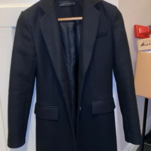 Zara Kappa i nytt skick XS - Använd ett fåtal gånger. Inser att jag inte passar i kappa. Den är i nyskick och är en klassisk svart damkappa från Zara i XS. 