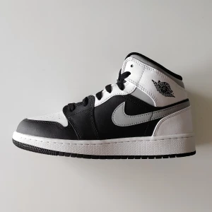 Air Jordan 1 Mid Shadow White - Säljer Air Jordan 1 Mid Shadow White. Alla paren är helt nya och oanvända.   EU38.5 / US6Y  Pris 1799 exkl.frakt 🔥 Jordan sticker på köpet 🔥  Upphämtning i Malmö funkar annars superbra📍  30+ refs. 🤗 Kom PM om det är något ni undrar!