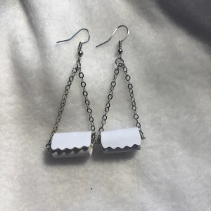 Örhängen  - Säljer dessa coola unika örhängen med papersrullar på då de inte kommer till användning. Skriv privat vid intresse. Säljer alla smycken på sista bilden. 11kr frakt tillkommer! Skriv privat vid intresse