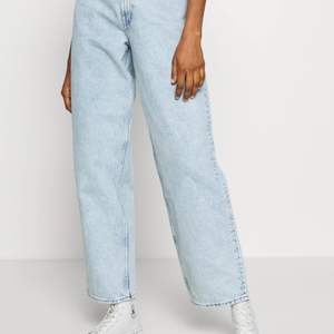 Ljusblå jeans från Weekday i stl W28L32. As snygga säljer då de är för stora, knappt använda. Skriv för fler bilder.