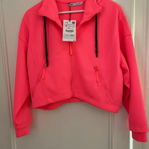 Zara rosa munkjacka storlek medium - Helt ny med lappen kvar. Kort model, som en crop top. Färgen är neon rosa och storlek medium, är generös i storleken.