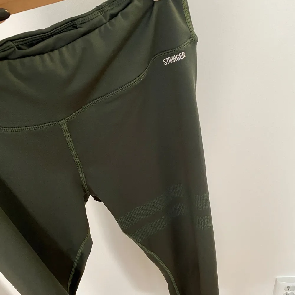Säljer dom här träningsbyxorna från stronger i färgen grön, har använt 1 gång. Storlek=S 250kr+frakt. Jeans & Byxor.