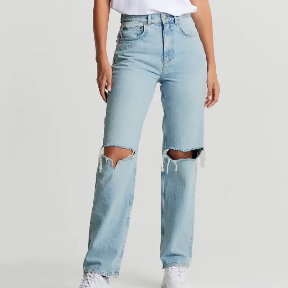 Säljer dessa jeans, aldrig använda pga att dom va för stora. . Jeans & Byxor.