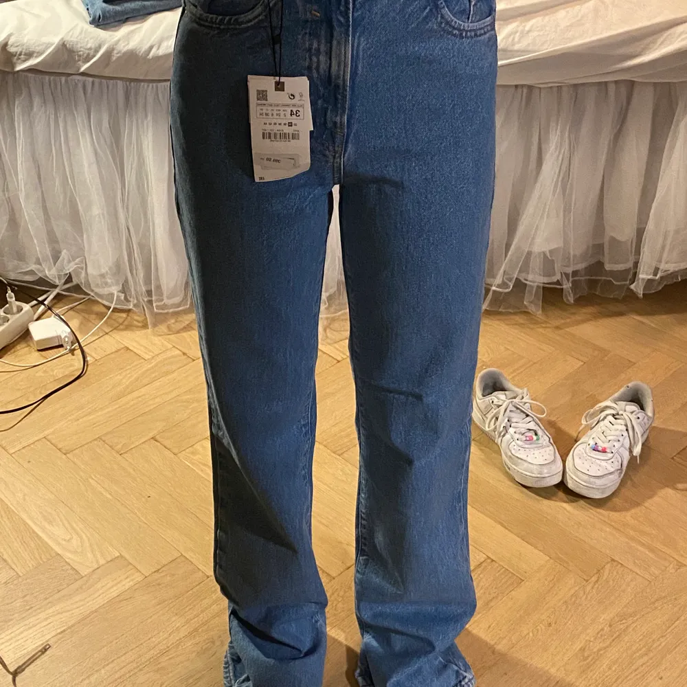 helt oanvända med lapp kvar! jag är 162cm så dom är för långa för mig, men skulle passa 170cm ish💕💕. Jeans & Byxor.