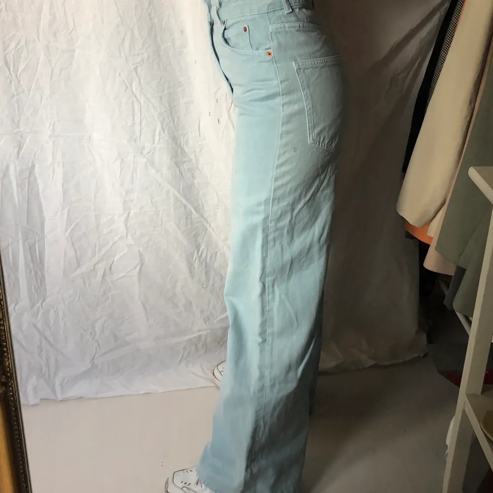 Jättefina vida jeans i blå färg! Sitter så bra på! Köparen står för frakten❣️ OBS smutsig spegel! BUD I KOMMENTARERNA🧡. Jeans & Byxor.