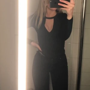 Långärmad tröja med urringning - 🖤 Något nopprig tröja från Bik Bok i storlek XS. Pris:50kr