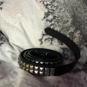 Nitbälte! - Bälte med nitar! Helt oanvänt. Köparen står för frakten<3