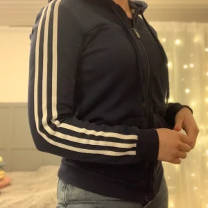 Adidas hoodie - Adidas hoodie i jätte fint skick. Storlek XS. 130kr eller bud