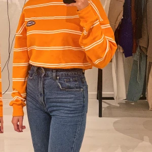 Tröja Junkyard - En orange kort tröja med vita ränder, strl S från Junkyard