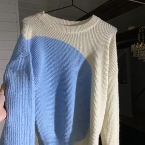 Tröja från NA-KD - Vit och blå tröja från NA-KD. Köpt för 399 kr på hemsidan. Mjuk och skön! 