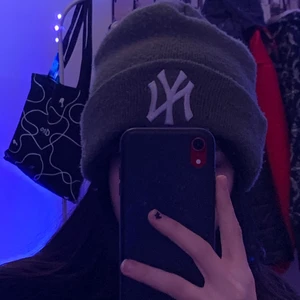 New Era mössa - ✨Idag säljer jag min militär grön New Era mössa perfect för vintern. Säljer den eftersom jag inte haft på mig den på länge.✨