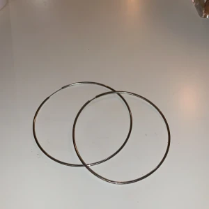 Hoop earrings - Säljer ett par hoop earrings!