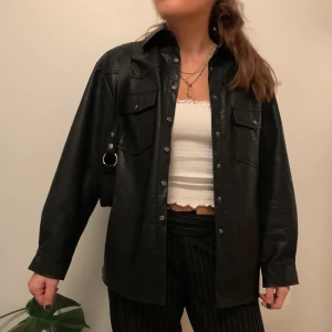 Fin skinnliknade jacka med ett rutmönster foder - En fin jacka som jag köpte förra hösten från zara. Köpte den för 300kr och säljer för 150kr (str S)